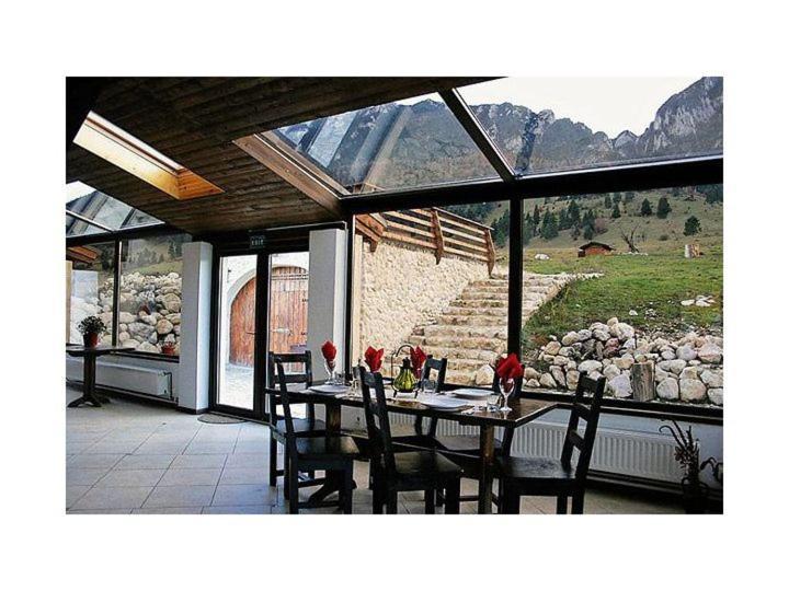 Taverna Pietrei Craiului Zărneşti Eksteriør billede